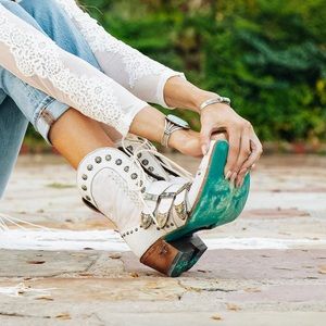 Lane Showdown Booties size 9